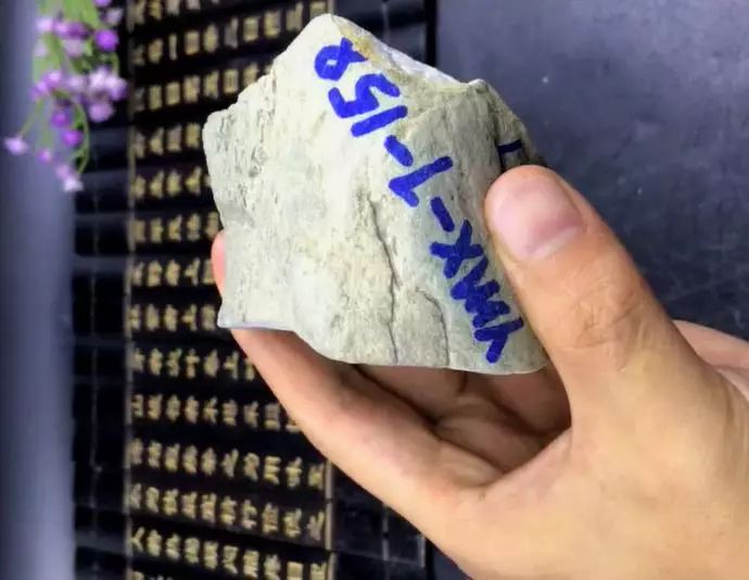 宝石|1万6买的翡翠断口料，这样设计后，价值翻了不止十倍！