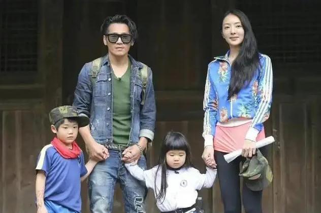 曹格|曹格离婚后判若两人,打扮时尚妆发精致,开车接女儿回千万豪宅