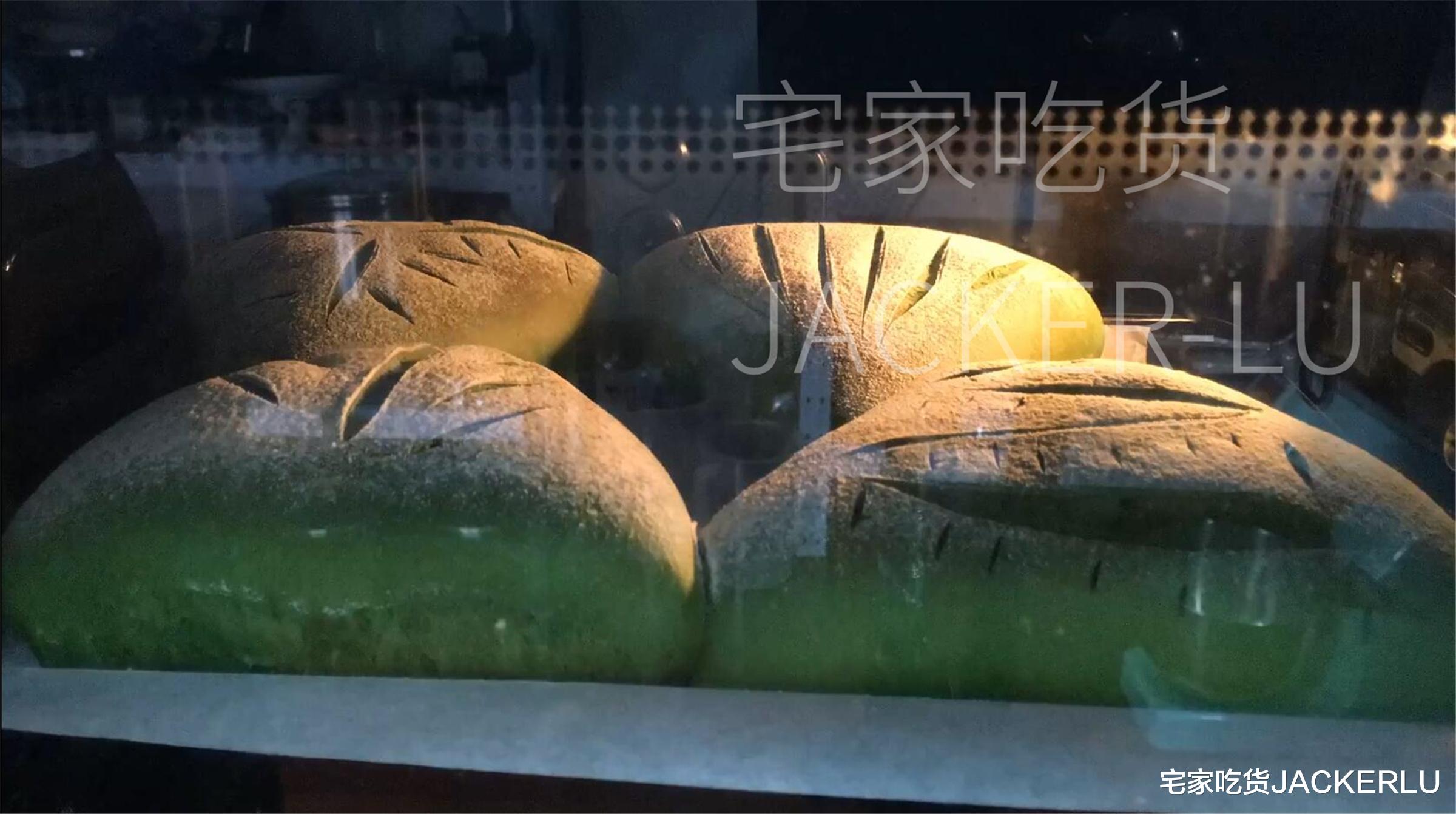 抹茶红豆欧包，易出膜，外脆内软，红豆与抹茶超级搭配。