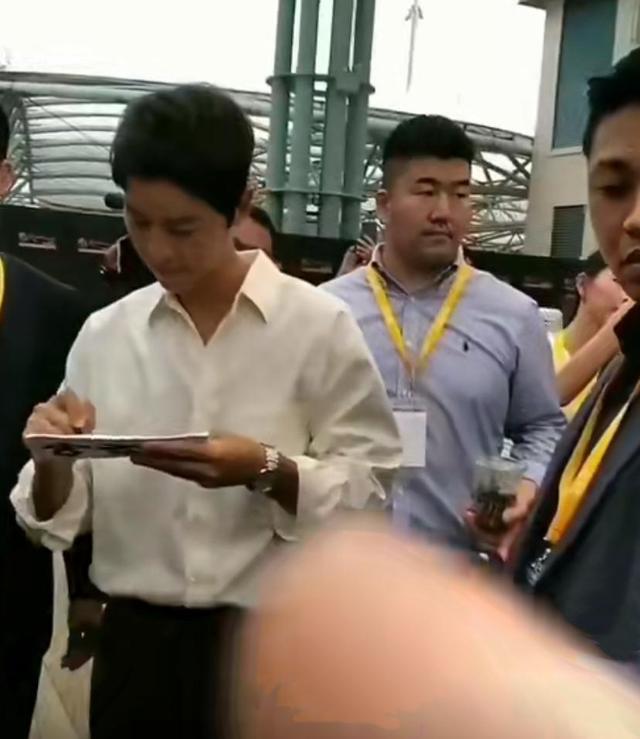 宋仲基|宋仲基现身海外宣传新剧,超百位粉丝顶高温守候,状态超好显贵气