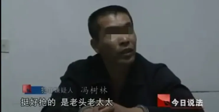 一对中老年夫妇经营一家驴肉火锅店,每天都爆单,不得不多请服务员
