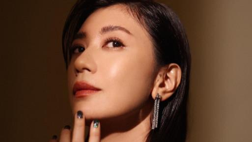 贾静雯|44岁贾静雯火辣出席活动！深v露到腰太大胆，完美身材不像三娃妈