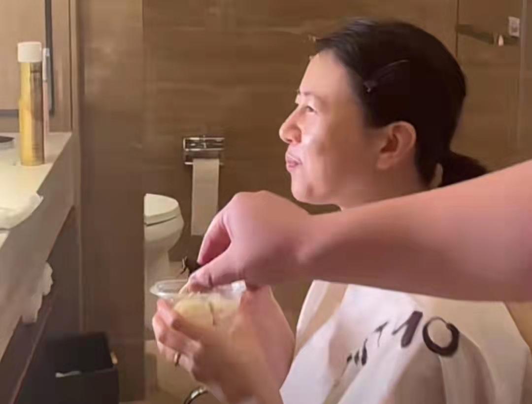 高圆圆|42岁女神高圆圆素颜近照曝光！黑眼圈严重显憔悴，撞脸吴绮莉