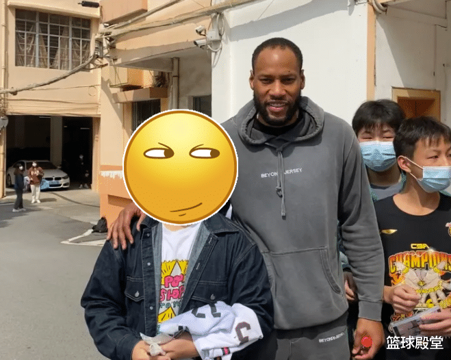 索尼·威姆斯|球迷堵门口，谁注意威姆斯举动？单独合影+送众人签名，太圈粉了