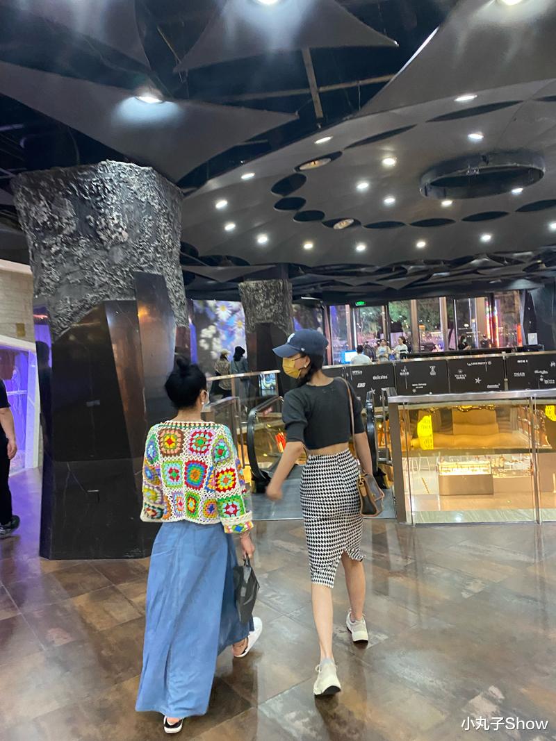 殷桃|好闺蜜！殷桃和黄小蕾一起逛街，性感露脐装搭配开叉裙，气质绝了