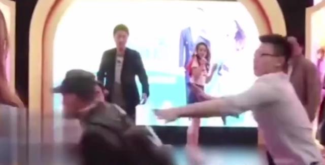 女明星如何应对走光？鞠婧祎肩带滑落淡定演唱，刘涛吓得花容失色