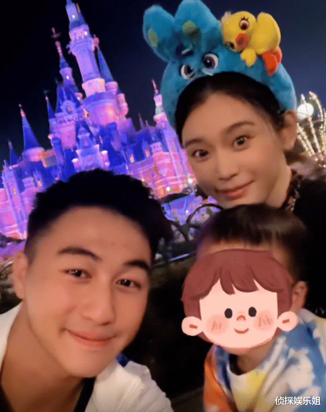 奚梦瑶|奚梦瑶晒与女儿合照，一岁Romee皮肤白嫩，翘兰花指超可爱