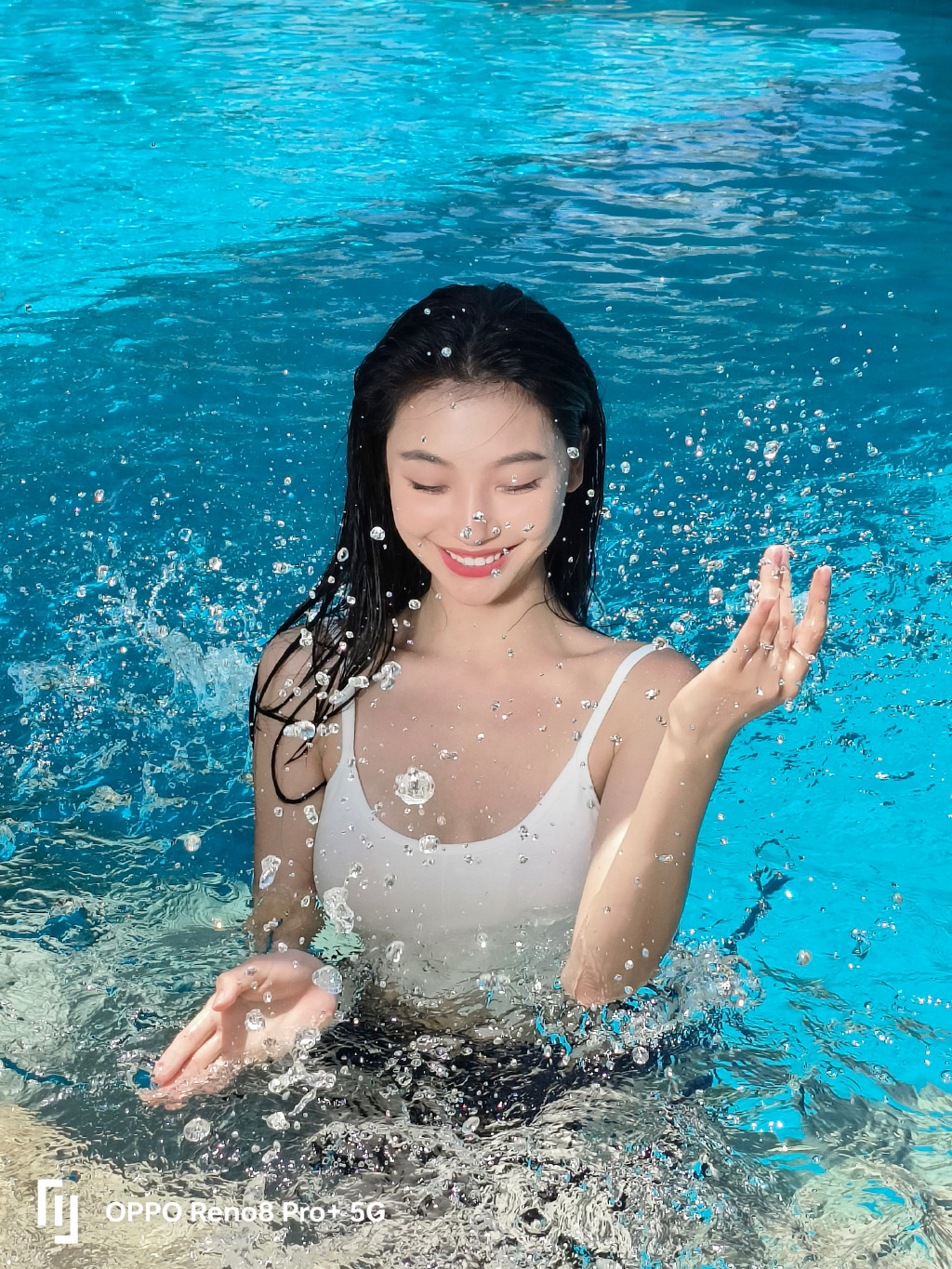 时尚博主分享Reno8 Pro+夏日泳池大片,网友看完直接炸锅