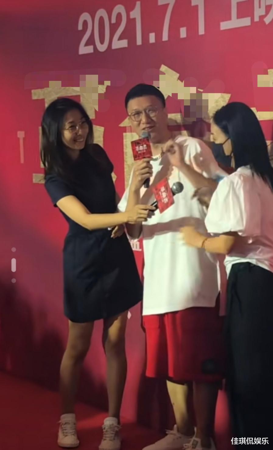 孙红雷|孙红雷罕见携小15岁娇妻亮相，身材高挑状态好，气质优雅力压那英