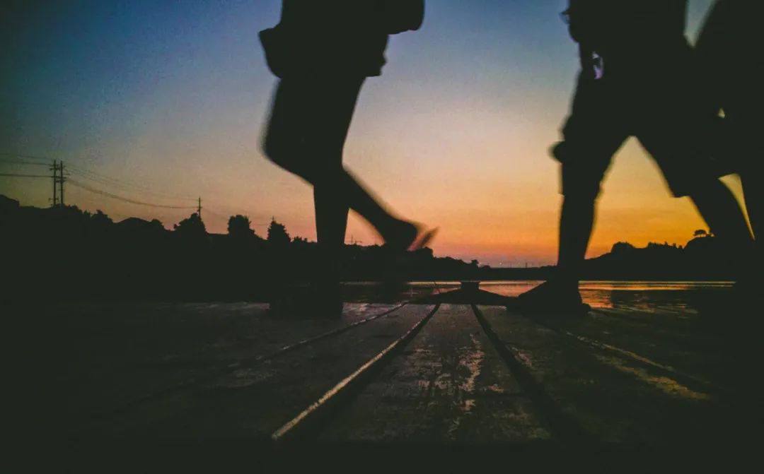 金世佳|一句话得罪半个娱乐圈后，他被人民日报表扬了