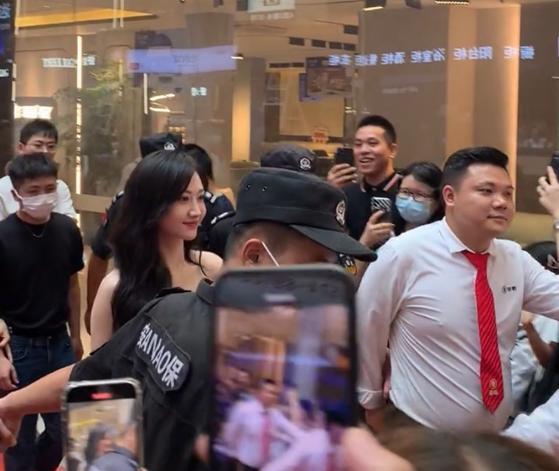 景甜|宁波：景甜现身商场，笑容甜美一脸自豪感，保安们拉手围起来开路