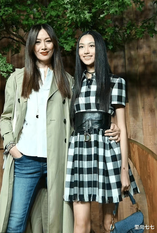 任达华 任达华老婆这妆容太吓人，满脸褶子太老气，女儿外形优秀但气场弱