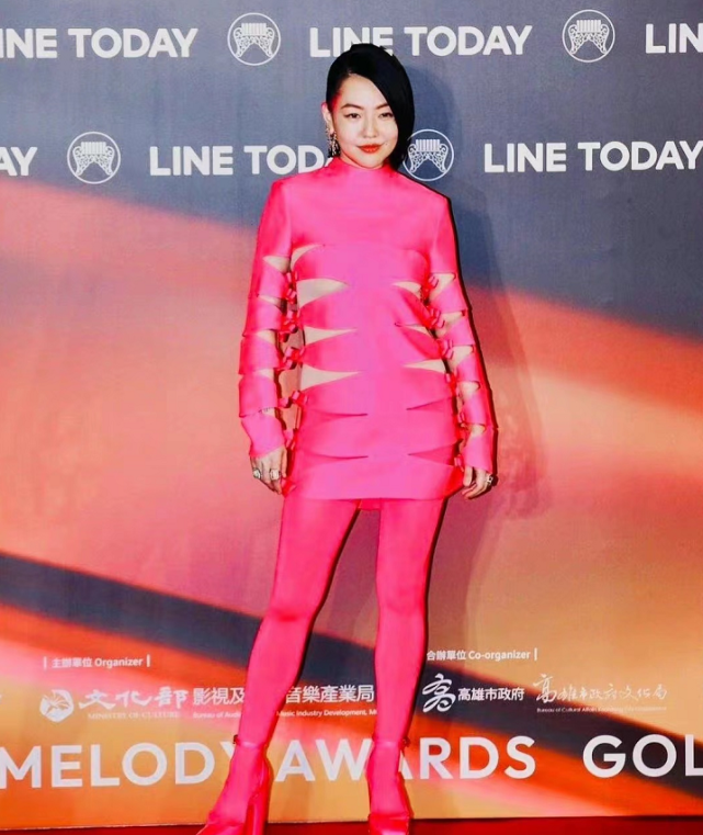 小S|小S穿芭比粉土翻了！不怕大S吃醋？大庭广众吃具俊晔豆腐不怕羞