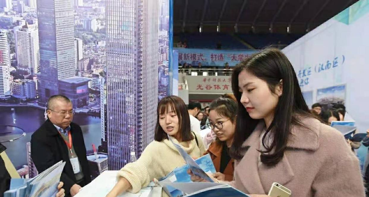 西装|中铁在哈工大校招无人报考,看到真实月薪,网友:是我也不去!