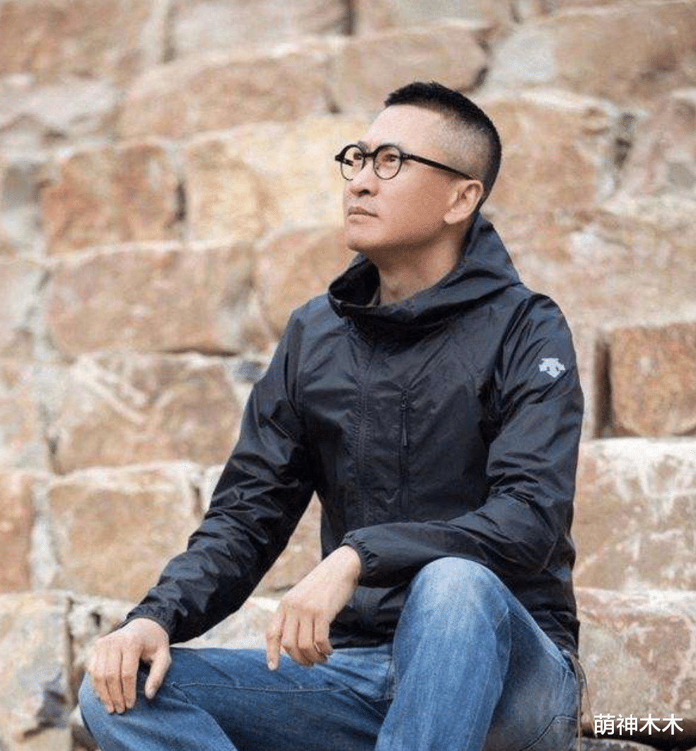 佟丽娅|52岁周杰绯闻不断，与两名女子聚餐被拍，牵手近身热聊似情侣