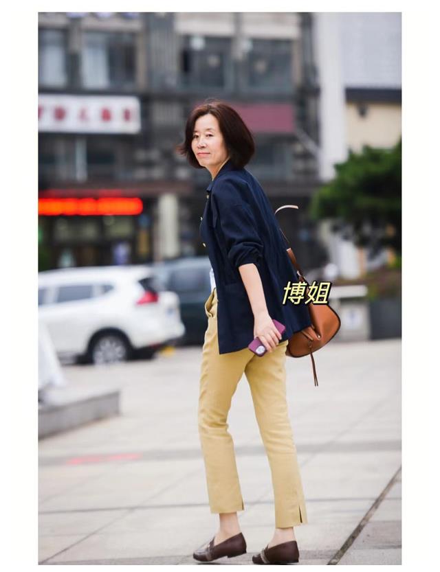 医美 这才是大龄退休女性穿搭，简约大方不浮夸，发型利落精神好
