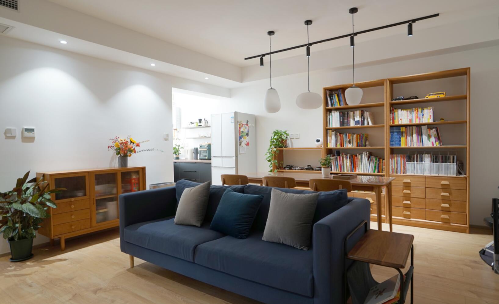 不要玄关,进门就是客餐厅,她东拼西凑出的家,照样细节拉满