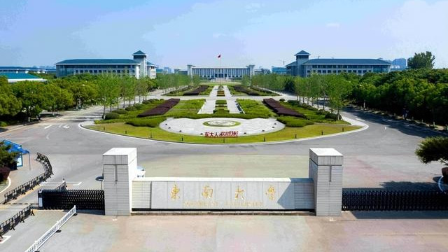 东南大学|东南大学新生开学，家长因穿搭随意走红了，学会适度打扮不是坏事