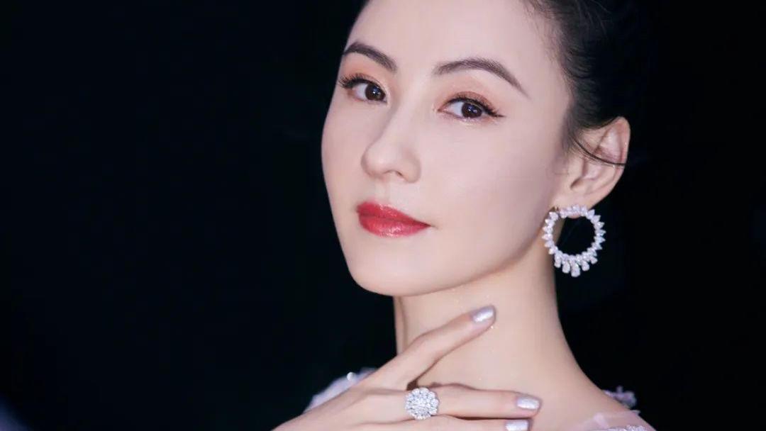 张柏芝|张柏芝公布三胎正脸照，却意外曝光2亿豪宅，网友：好丑