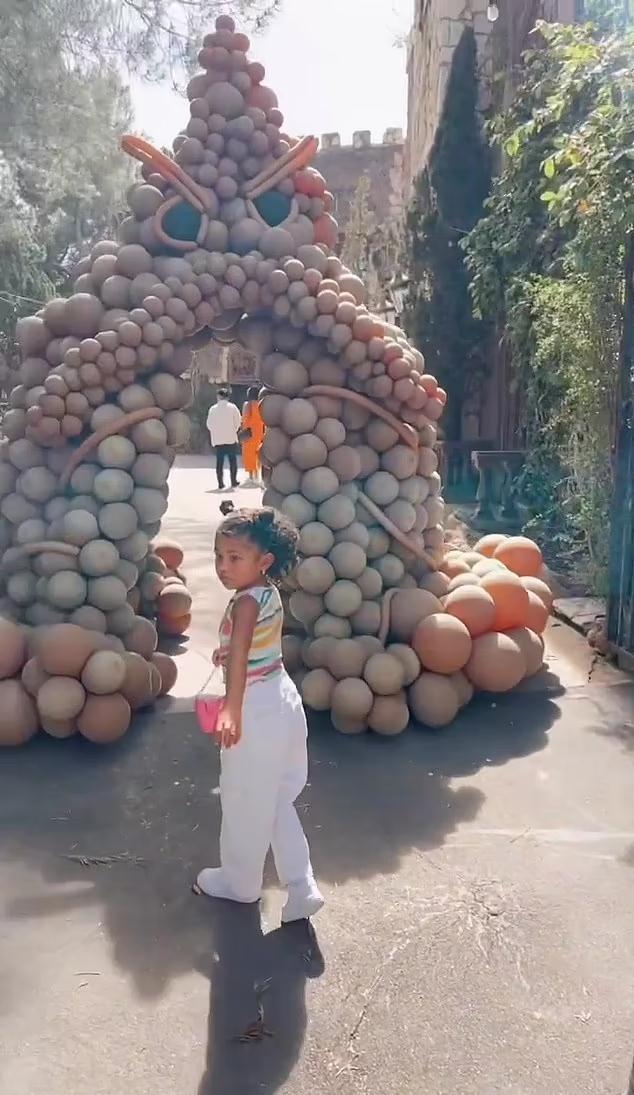 金小妹|24岁凯莉詹娜带娃聚会,穿“拳击服”体型紧致酷飒,产后忙赚钱