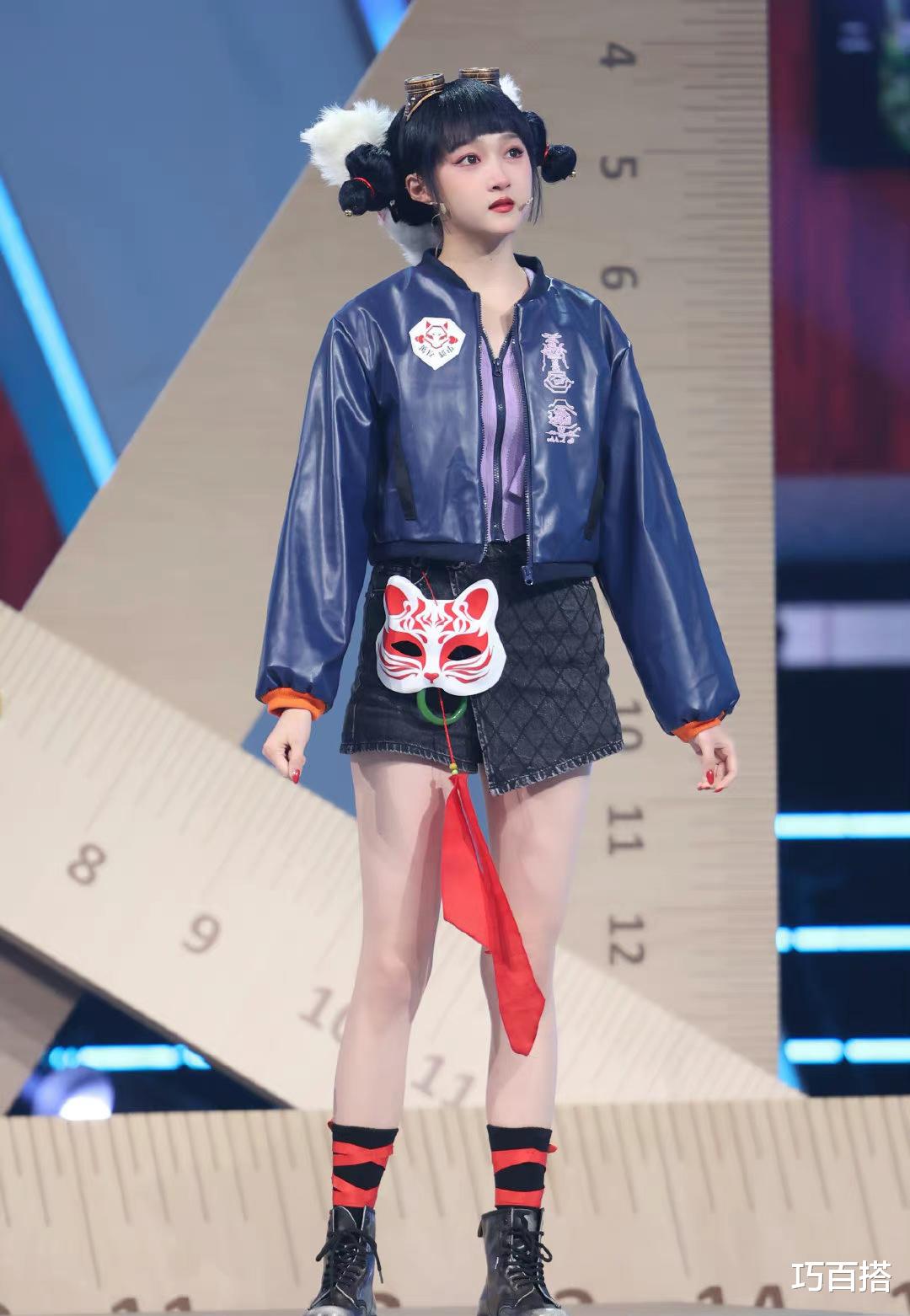 关晓彤|关晓彤再登央视，五四晚会造型活力满满，大长腿就是要穿短裙