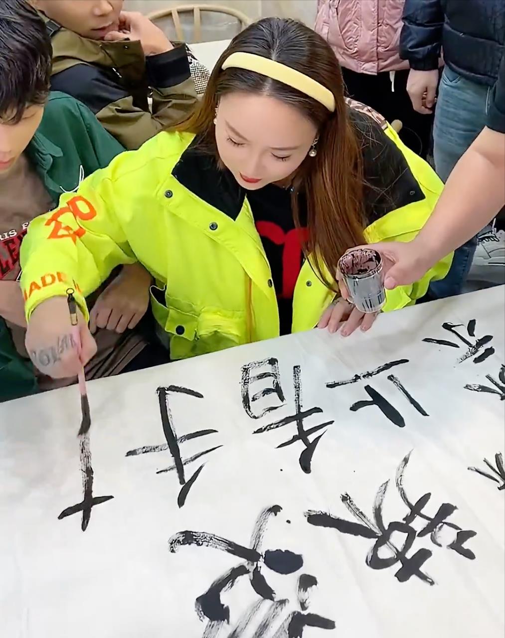 女网红吃麻辣烫,应邀为商家题字引热议,网友:咋好意思下笔的