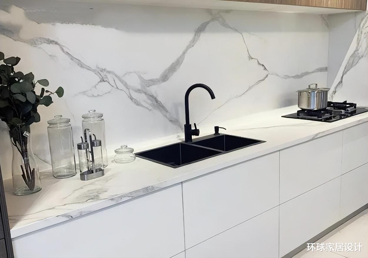 越来越多人厨房装岩板台面,我家也跟风,使用2年苦不堪言