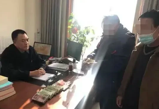 老人凑1.5万零钱替去世儿子还债,就算乞讨也要把欠债还完,法官债主都感动了