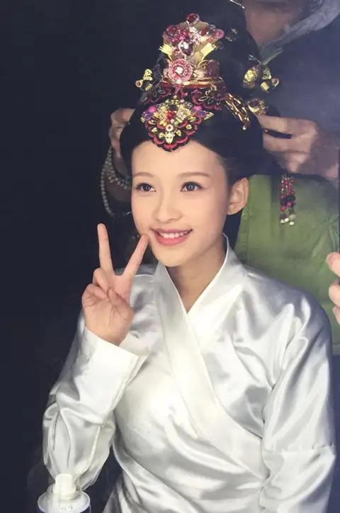 官宣|公开搂经纪人脖子贴面合影公开叫董子健妈妈 孙怡董子健离婚早就有迹可循