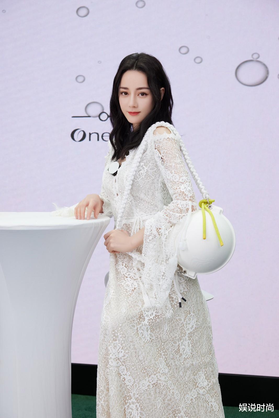 迪丽热巴|?迪丽热巴直播造型又上热搜榜！素雅穿搭也能如此明艳，高贵优雅