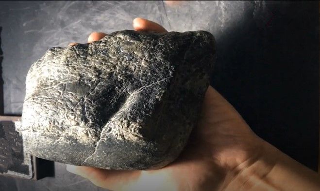 翡翠|翡翠原石种和裂相辅而成,切开后没出来手镯却出来只梅花鹿!