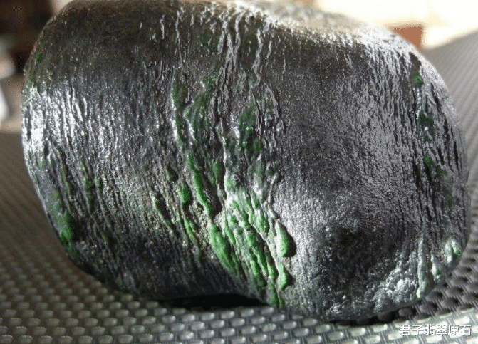 翡翠|6位数入手的“猛料”,切开有紫有绿还有手镯,但货主却提不起什么兴趣了