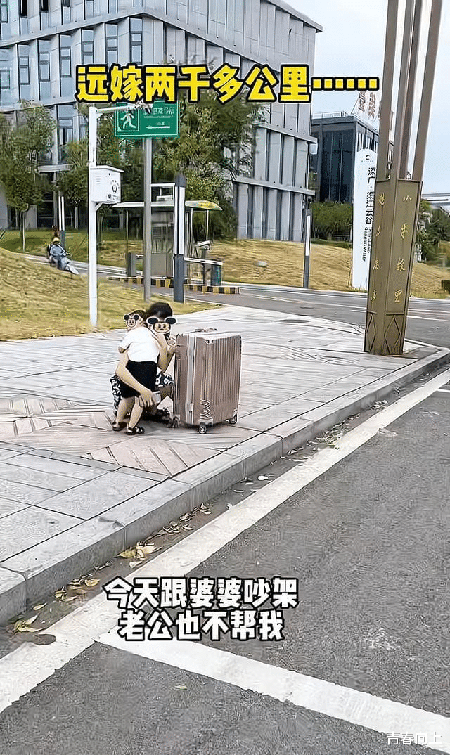 男子把远嫁的妻子和孩子赶出家门,其弟弟带他把妻儿接回家