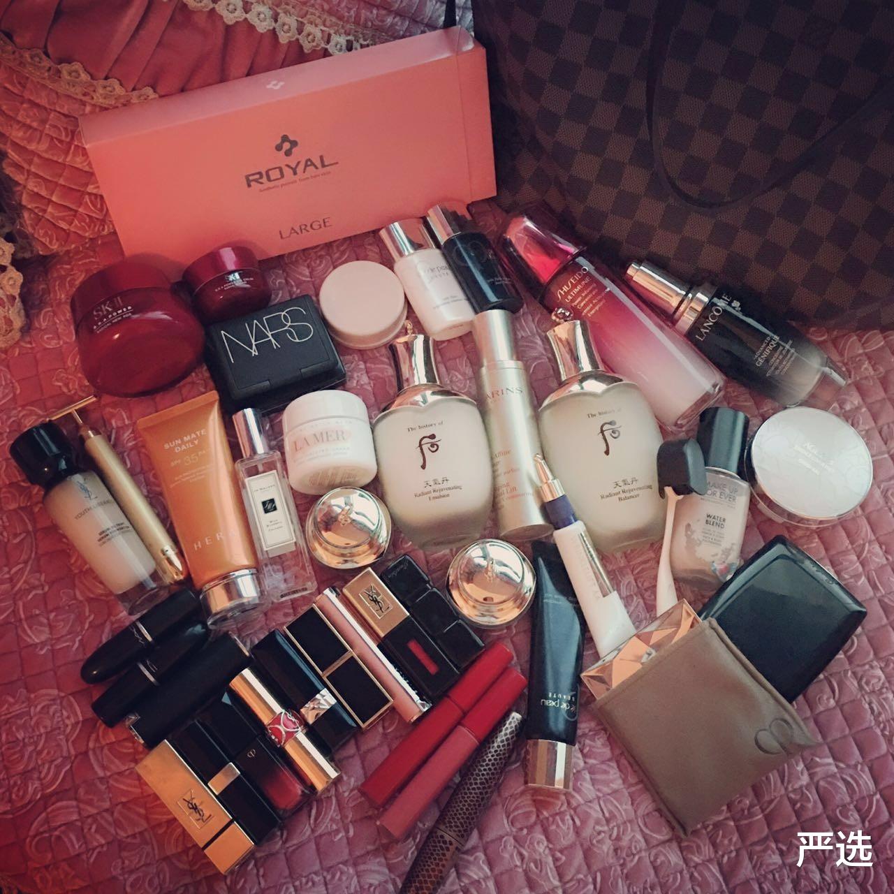 土豆丝 45岁王艳一身白绒大衣游故宫,肌肤白皙细腻,难怪复出后人气依旧