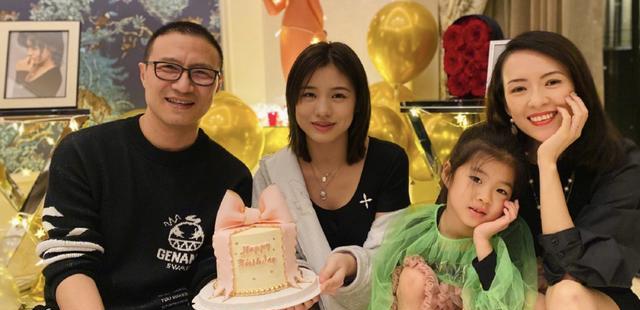 杨幂|汪峰一家四口外出就餐,章子怡亲吻儿子显母爱,两位保姆随行阵仗