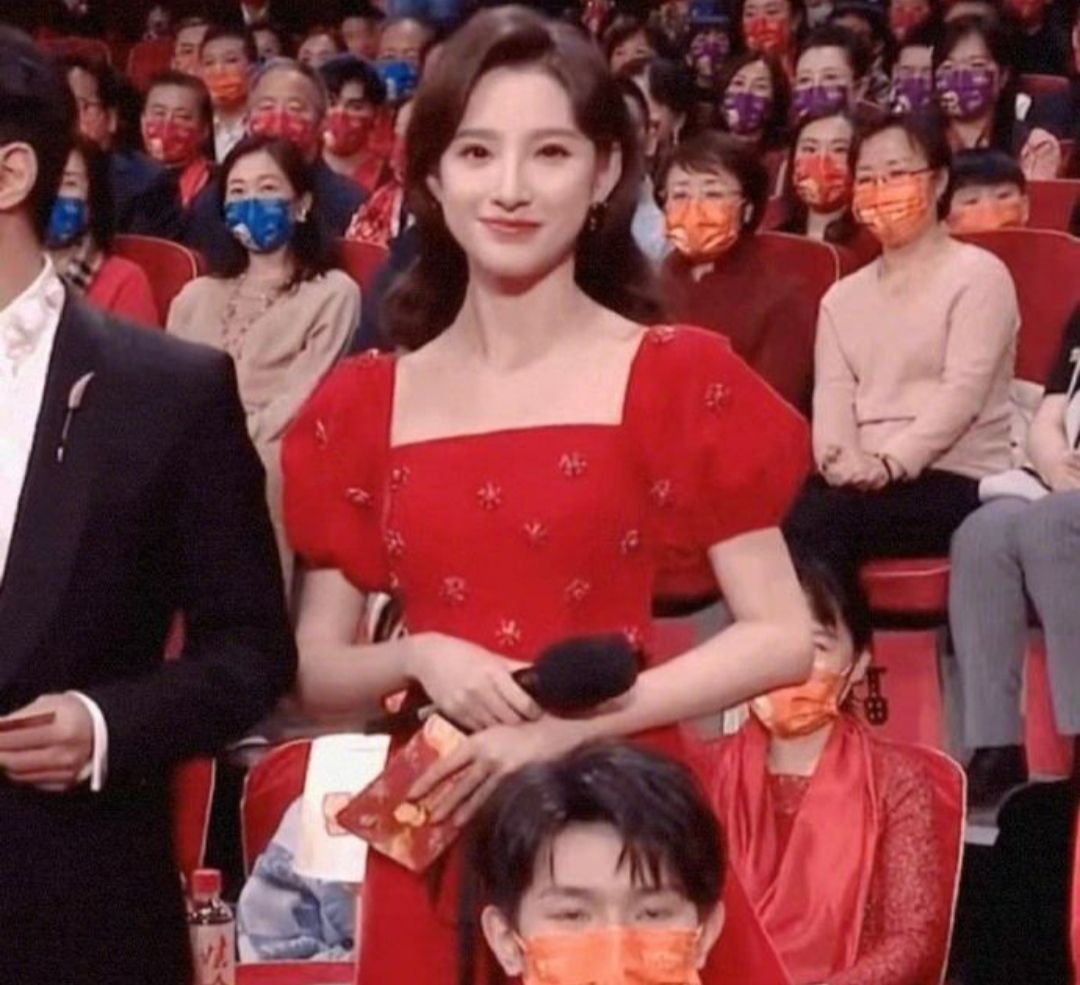 华晨宇|春晚新主持马凡舒火了!一身小红裙太惊艳,原来谢娜19年就穿过