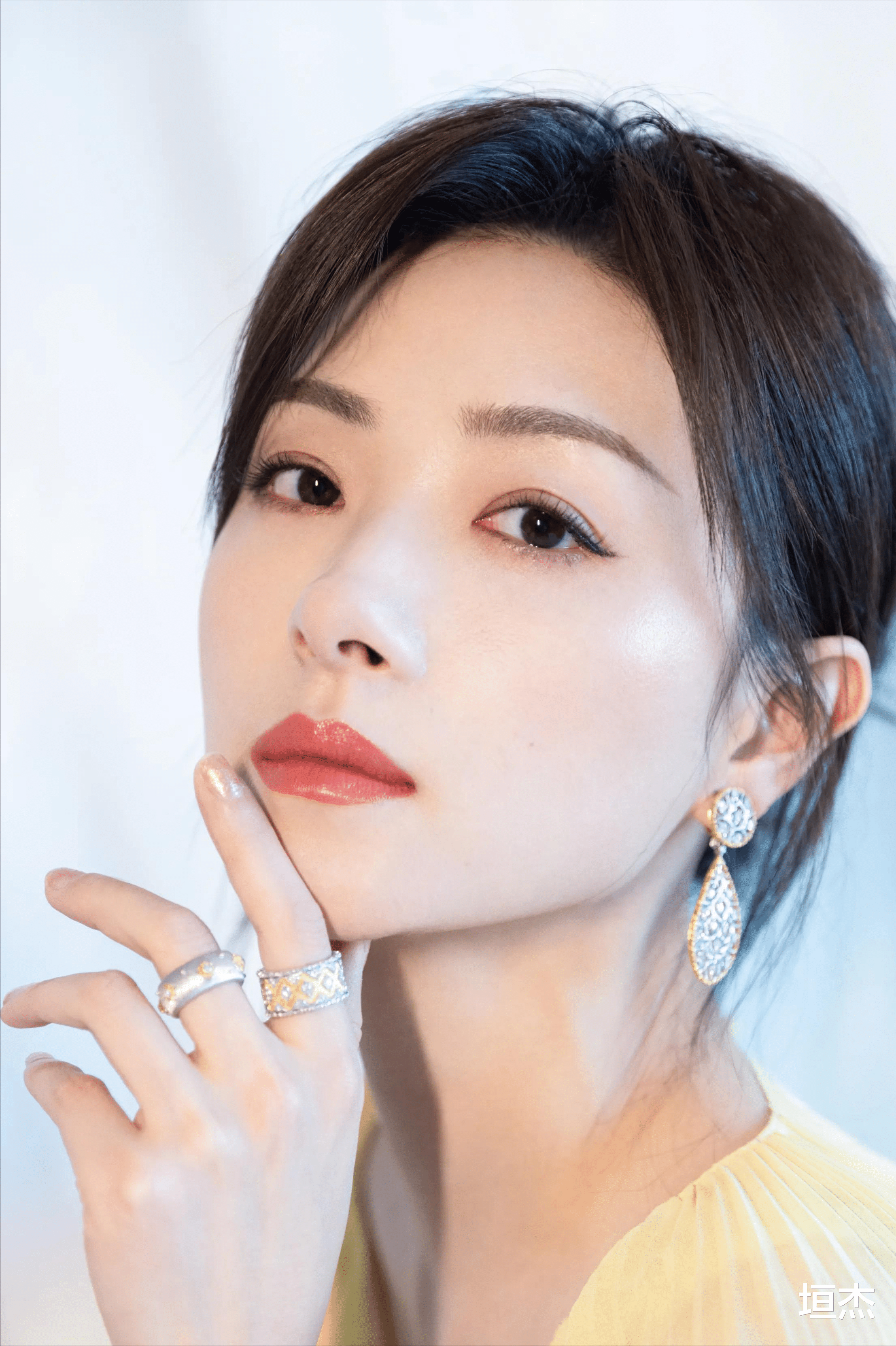 万茜|\精明女人\万茜:拒绝潜规则与刘德华拍吻戏,穿龙袍领奖暴露野心