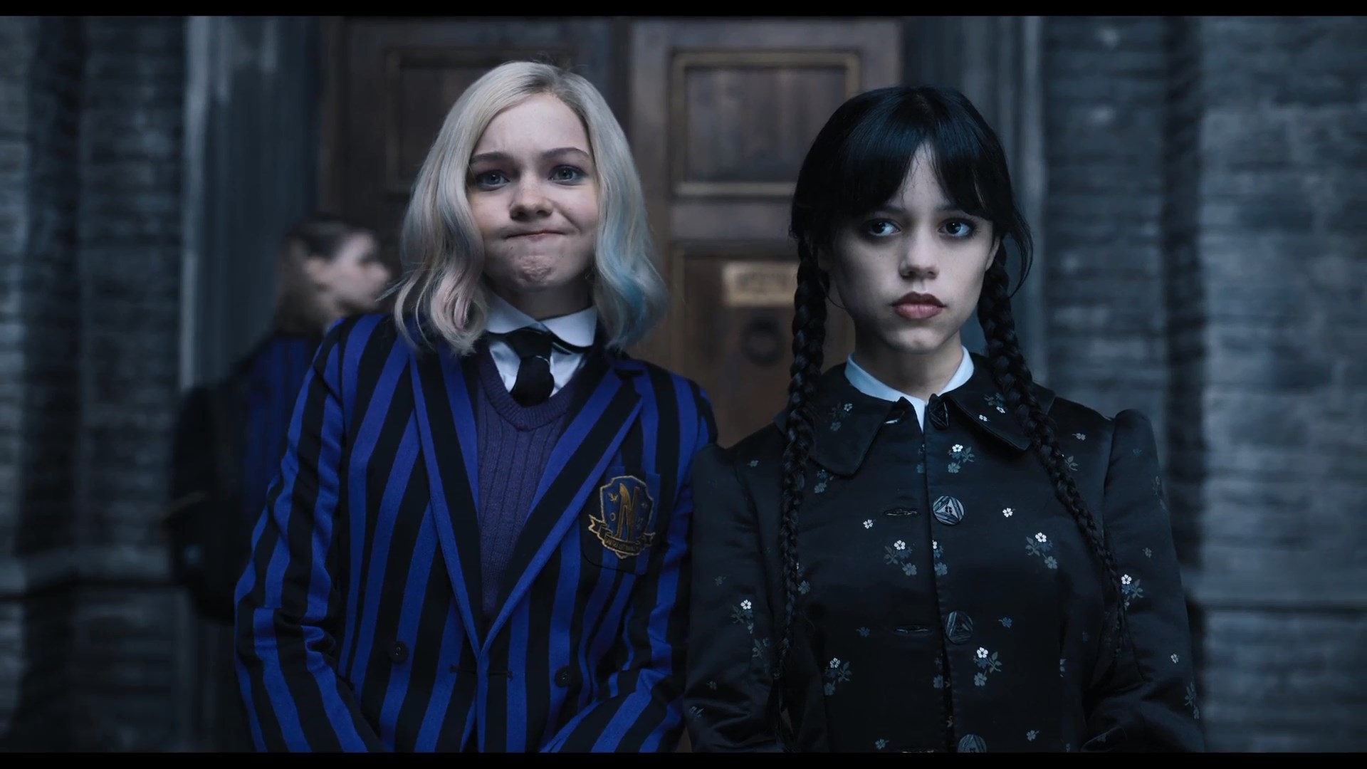 星期三|网飞新剧《星期三》中的珍娜·奥尔特加完美接过“星期三”的火炬