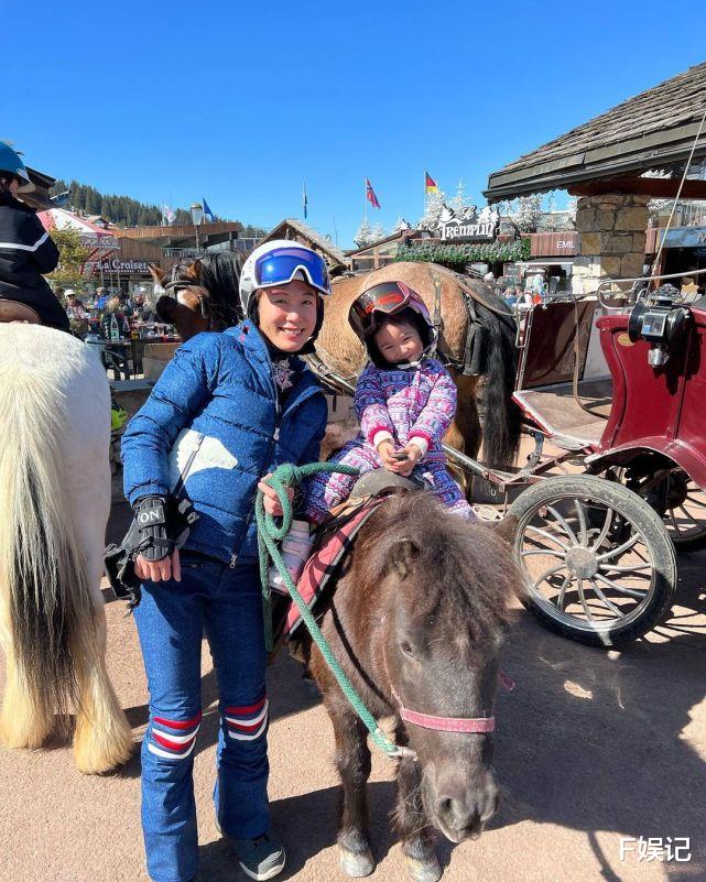 佟丽娅|TVB宫女李美慧与大25岁百亿老公带女儿去法国滑雪度假
