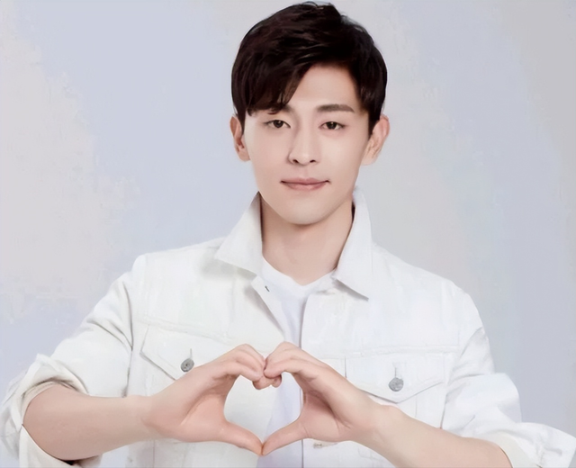 邓伦|邓伦逃税，被处罚后其手写字被骂丑了，以前称赞他的字是真的好？