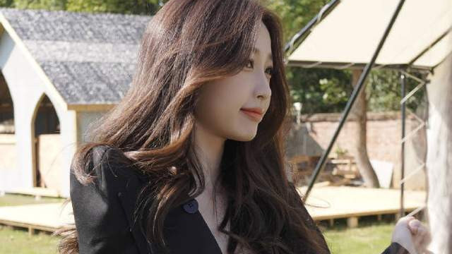 香港小姐|虞书欣拍写真大片，小露蛮腰盈盈可握，好身材看了让人直呼火辣