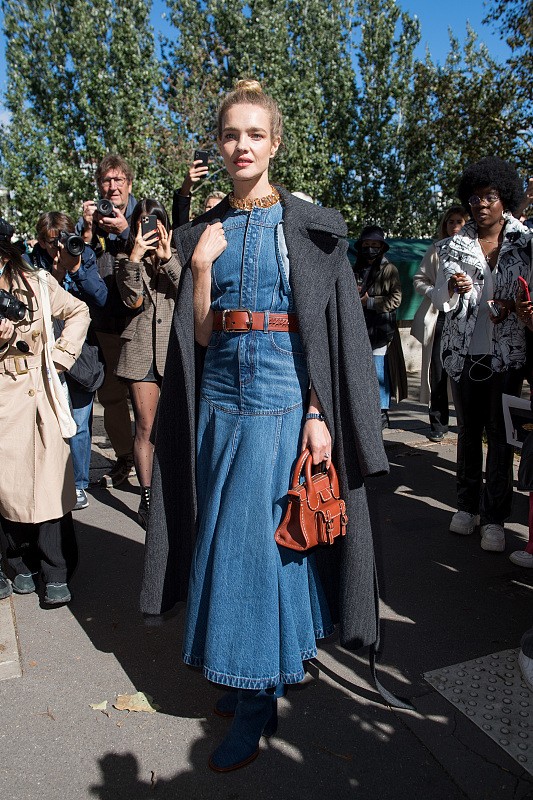 蓝色的服装一点都不普通,学lv太子妃这么穿,灰姑娘也能变公主