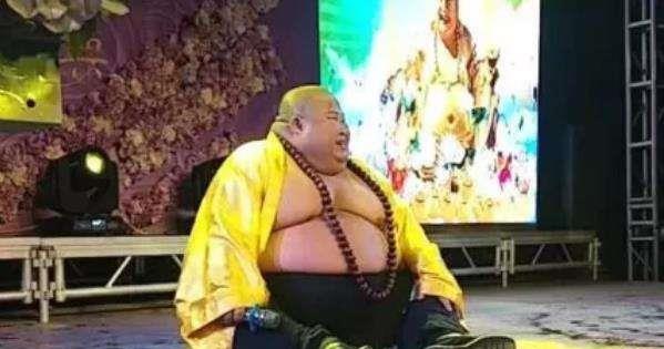 还记得因长得像“弥勒佛”而走红男子吗?被富婆带到家中供养后,现状怎样了?