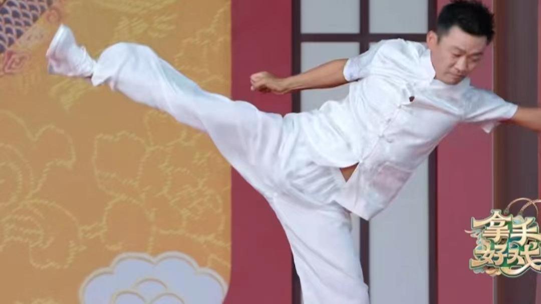 王宝强|王宝强登央视表演武术，一身白衣挺拔帅气，抬腿劈叉现场掌声雷动