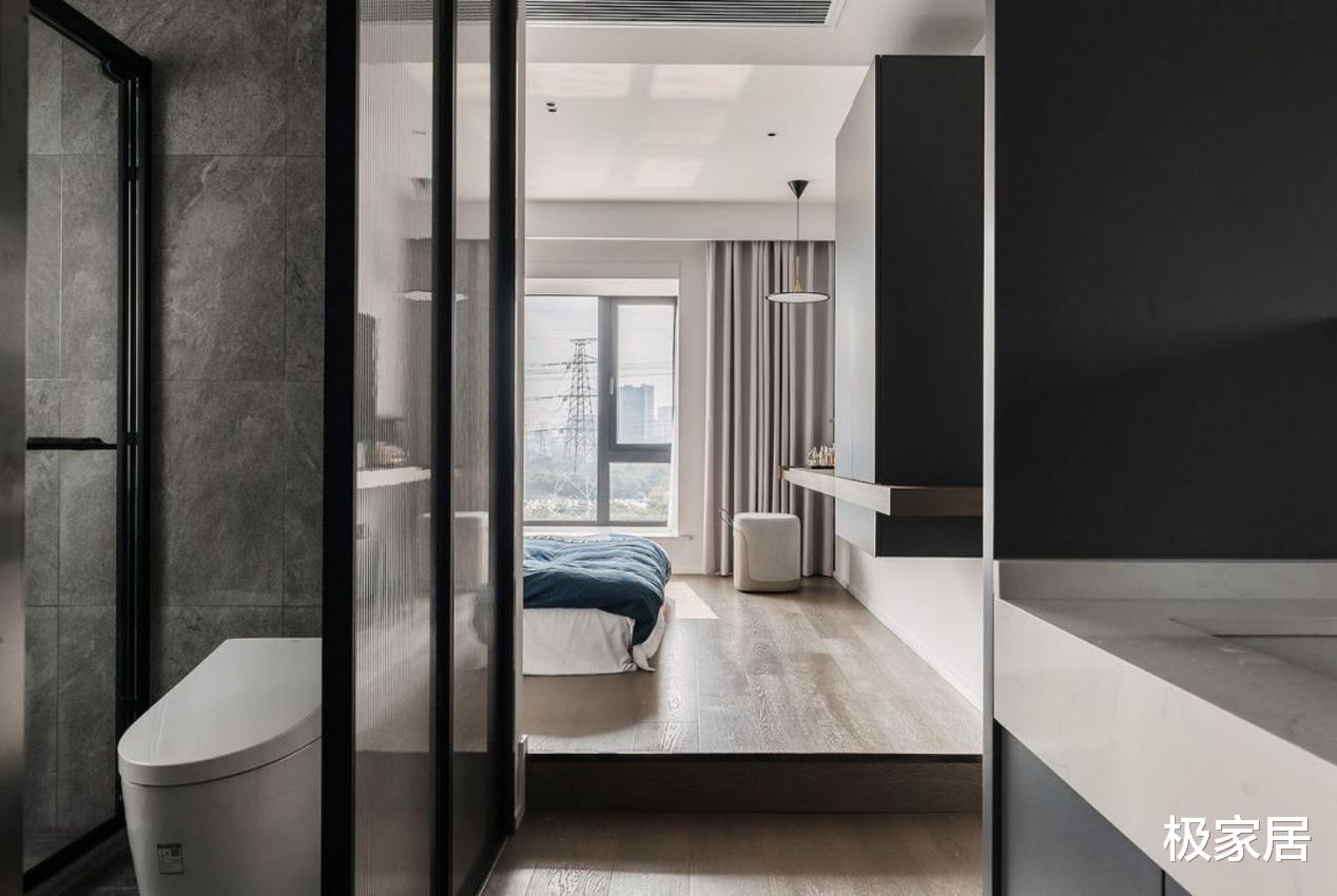 极简风也能被填满各种元素,打造手办的家,还有猫咪的爱巢