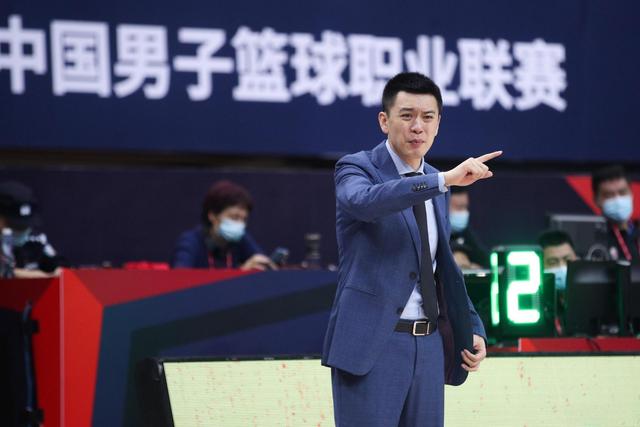 辽宁男篮|辽宁夺冠24小时，离队外援1举动惹球迷泪崩，杨鸣原来是这样的