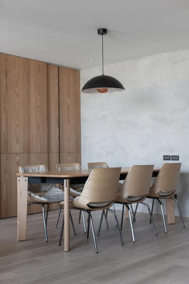 115㎡现代极简，水泥灰+木质感，低调舒适的高级感