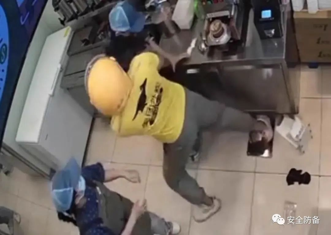 外卖员冲入奶茶店拳打女店员!