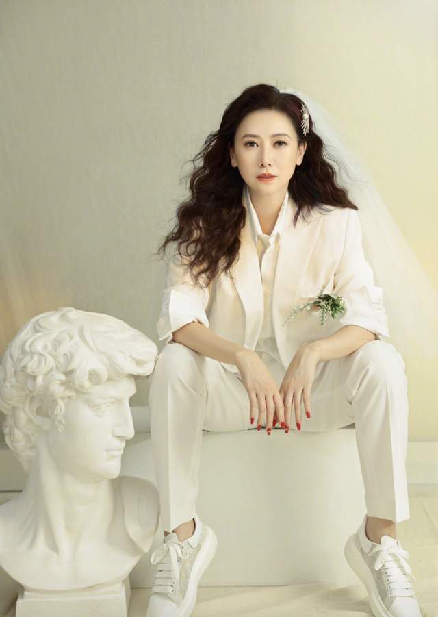 穿衣搭配|53岁翁虹晒照庆结婚15周年,与二婚老公相恋4月闪婚,女儿颜值高