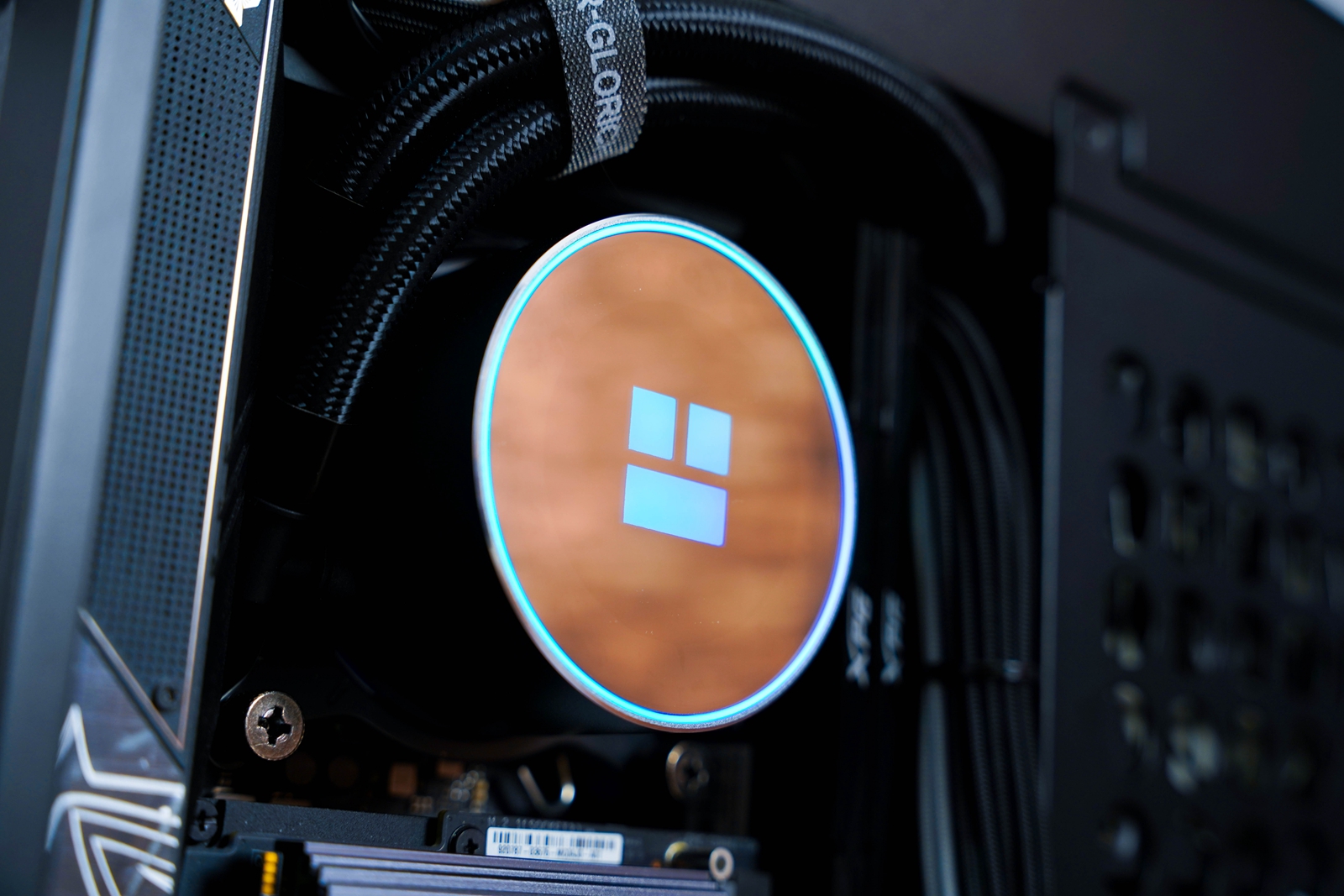 显卡|11L银黑策划， A4-H20携手12代酷睿与D5的游戏小钢炮装机体验